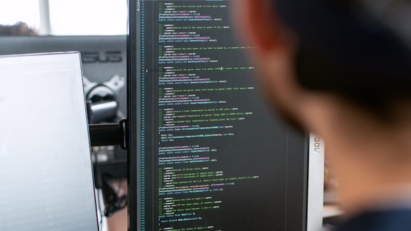 技术人员正在检查维护服务器硬件设备